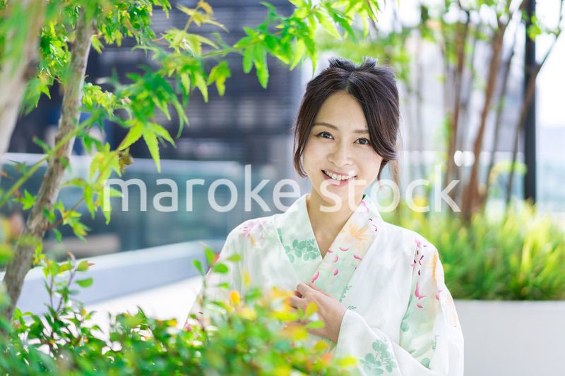 浴衣を着て街を歩く若い女性