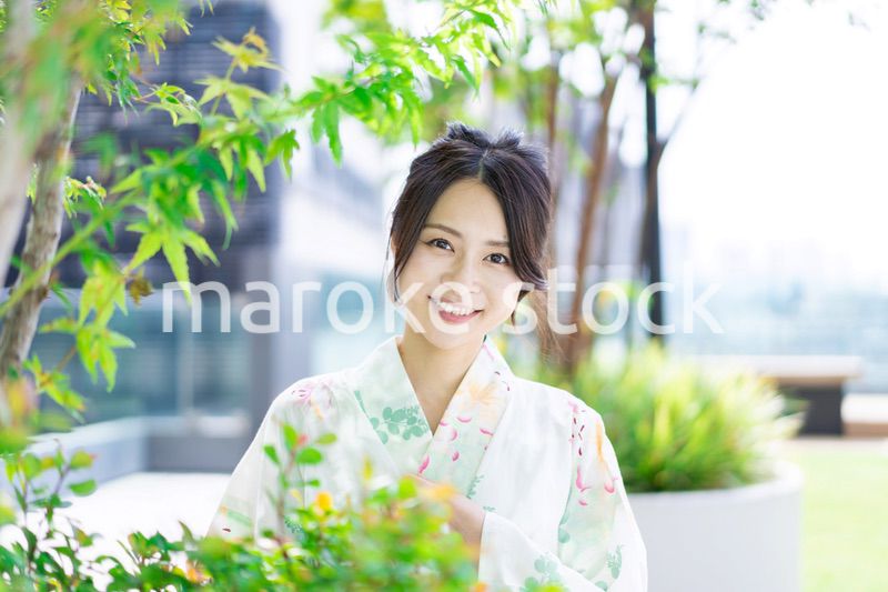 浴衣を着て街を歩く若い女性