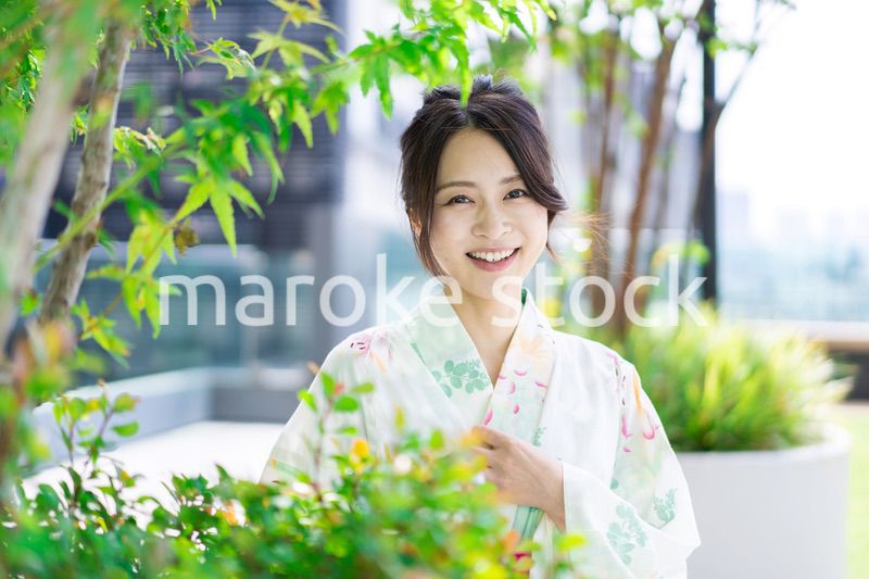 浴衣を着て街を歩く若い女性