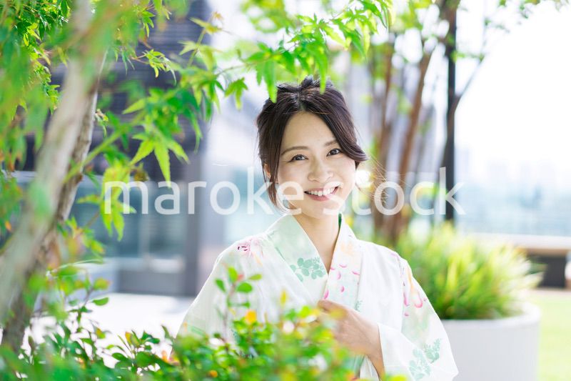 浴衣を着て街を歩く若い女性