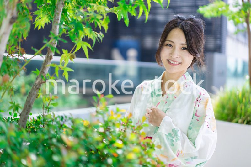 浴衣を着て街を歩く若い女性