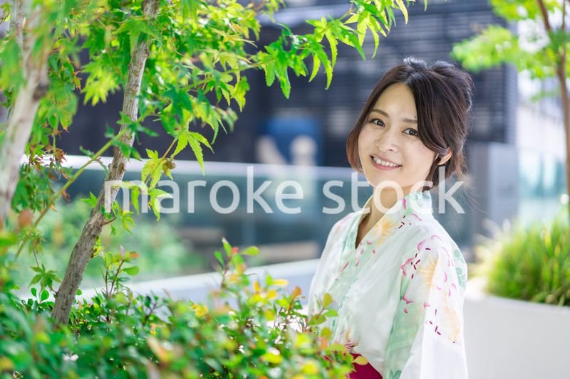 浴衣を着て街を歩く若い女性