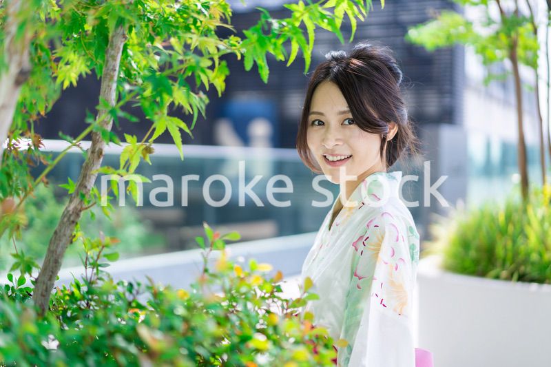 浴衣を着て街を歩く若い女性