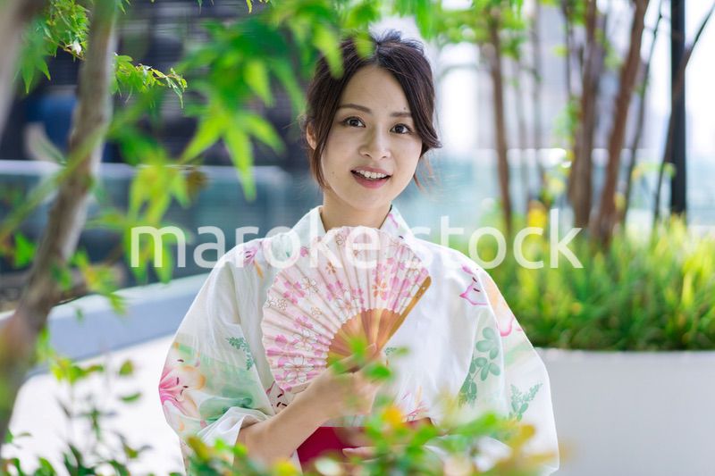 浴衣を着て街を歩く若い女性