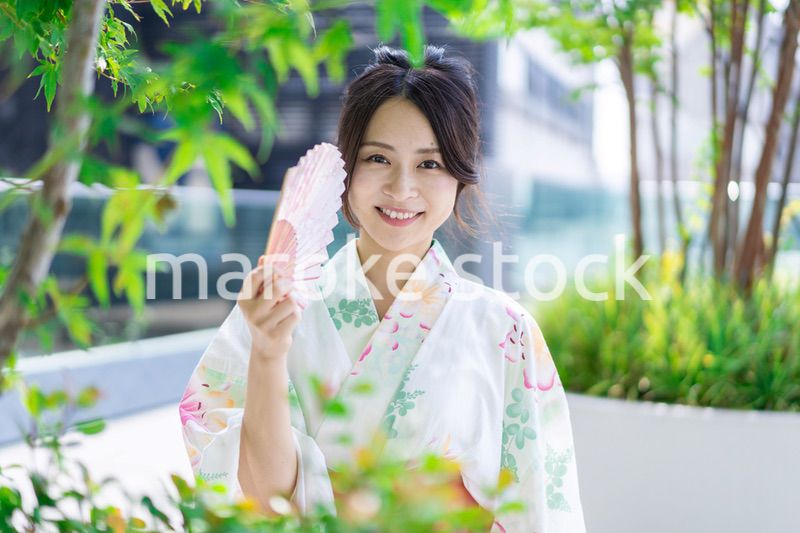 浴衣を着て街を歩く若い女性