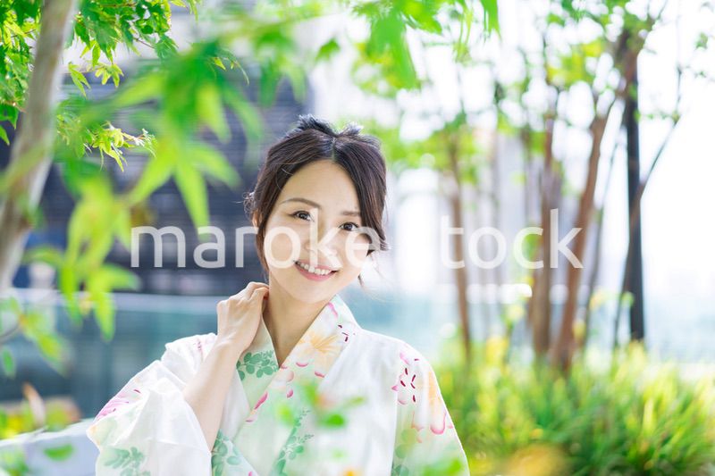 浴衣を着て街を歩く若い女性