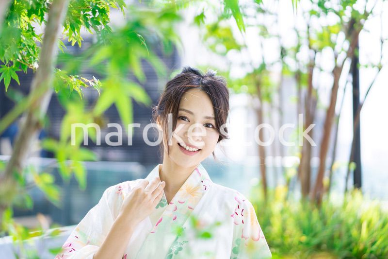 浴衣を着て街を歩く若い女性