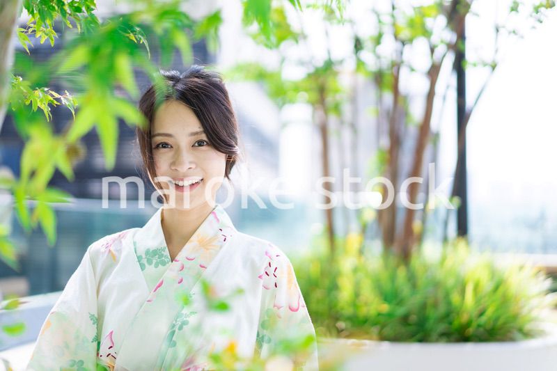 浴衣を着て街を歩く若い女性