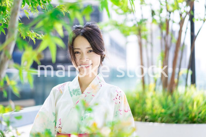 浴衣を着て街を歩く若い女性