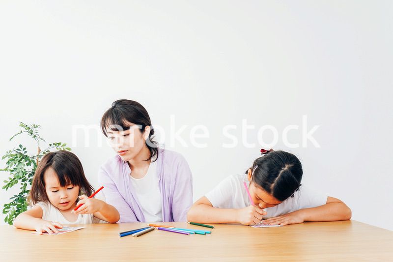 お母さんとお勉強をする子どもたち