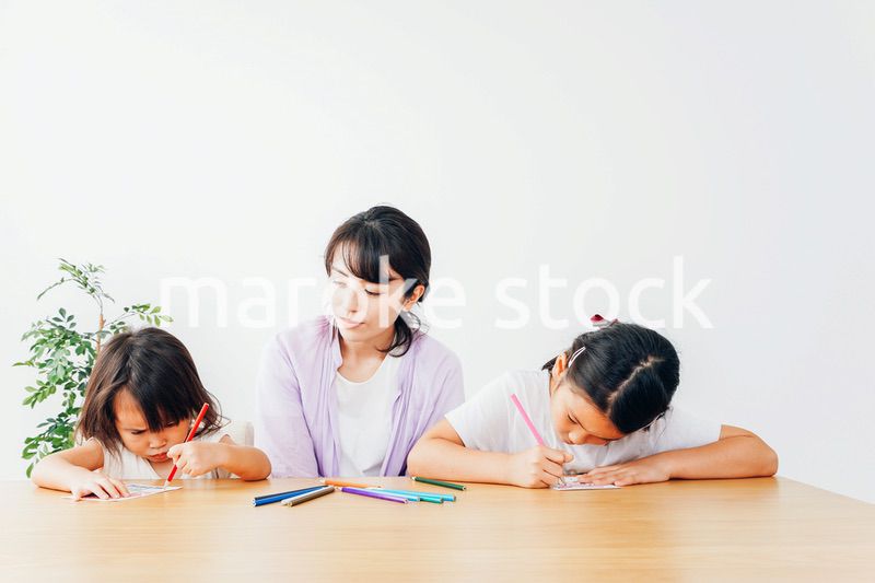 お母さんとお勉強をする子どもたち