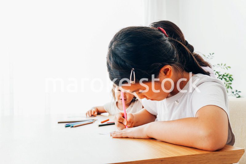 お母さんとお勉強をする子どもたち