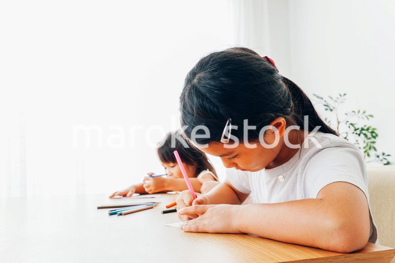 お母さんとお勉強をする子どもたち