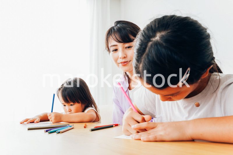 お母さんとお勉強をする子どもたち