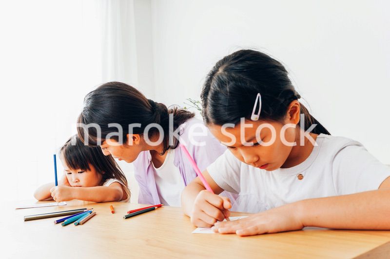 お母さんとお勉強をする子どもたち