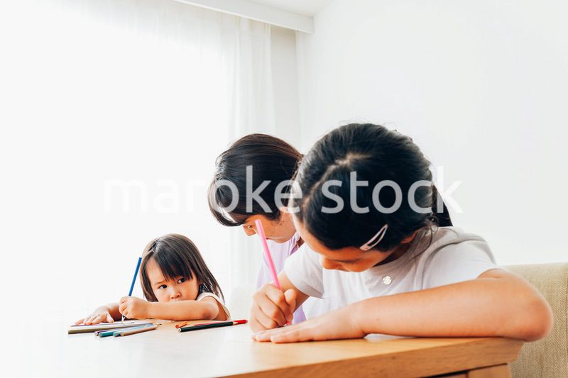 お母さんとお勉強をする子どもたち