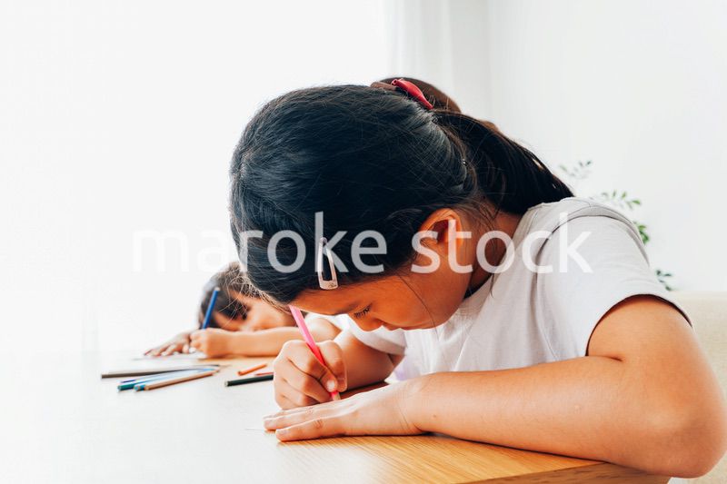 お母さんとお勉強をする子どもたち