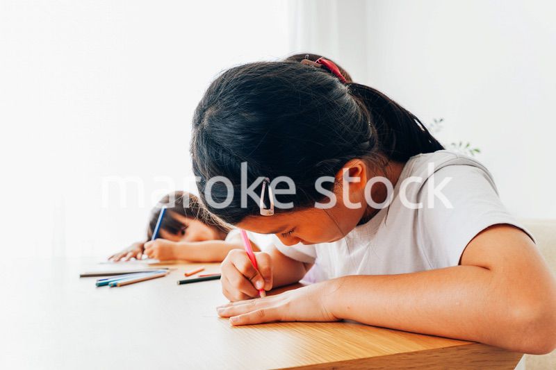 お母さんとお勉強をする子どもたち