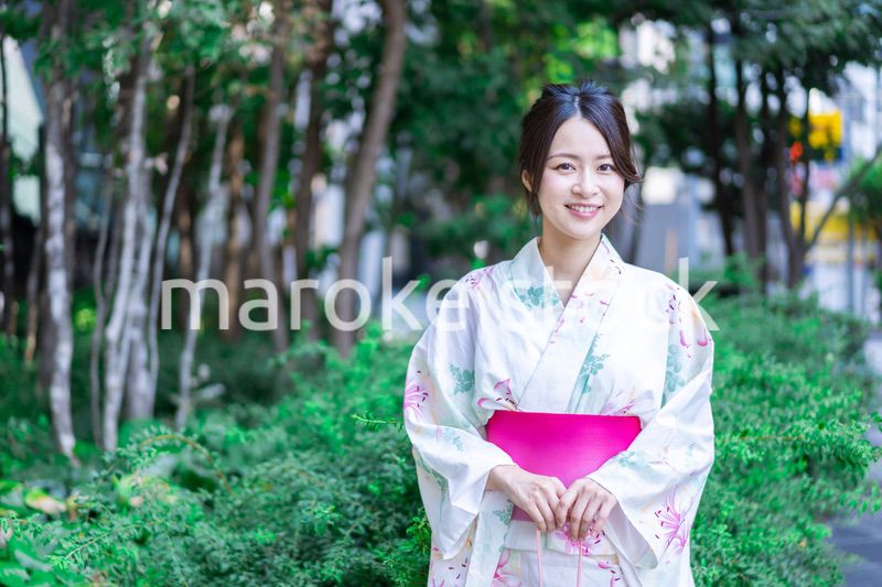 浴衣を着て街を歩く若い女性