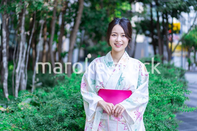 浴衣を着て街を歩く若い女性