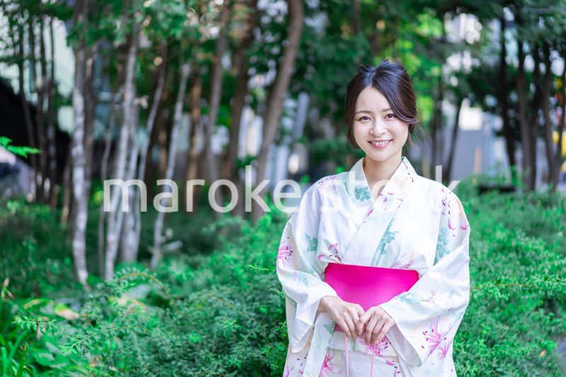 浴衣を着て街を歩く若い女性