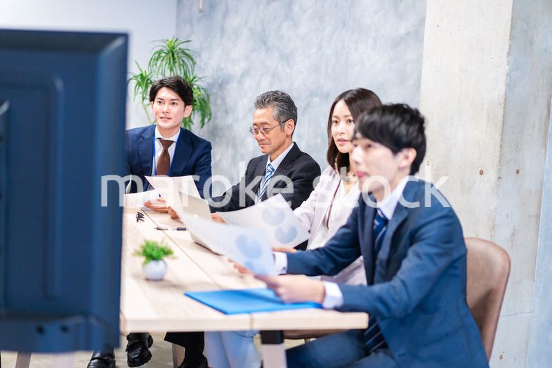 リモートでテレビ会議をするビジネスパーソン