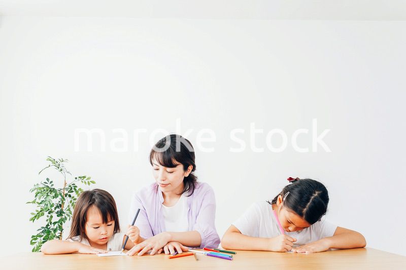 お母さんとお勉強をする子どもたち