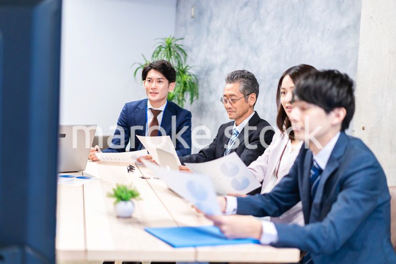 リモートでテレビ会議をするビジネスパーソン