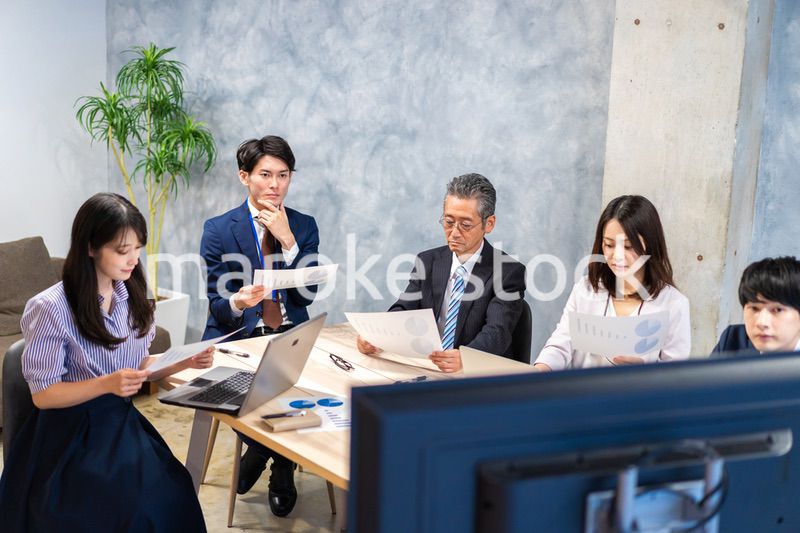 オフィスで会議をするビジネスパーソン