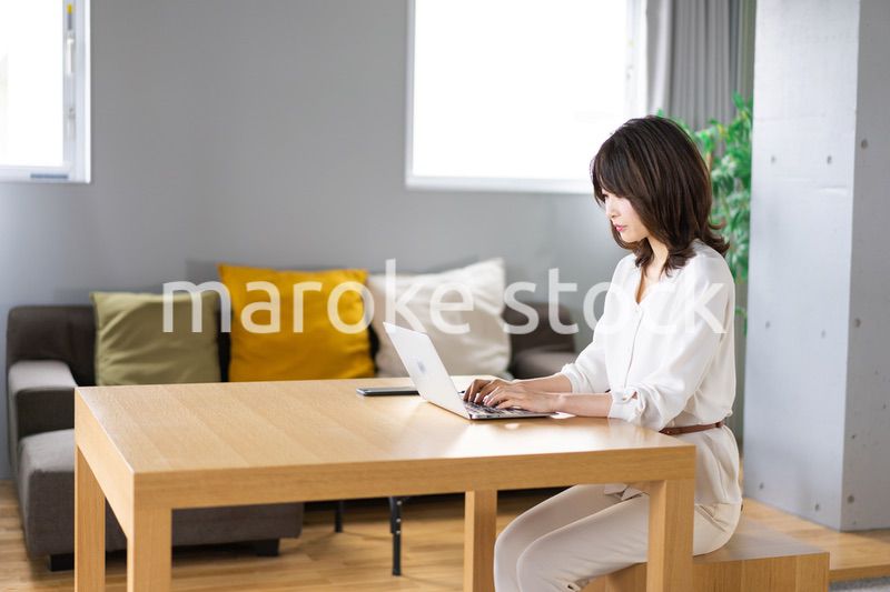 在宅勤務をする若いビジネスウーマン