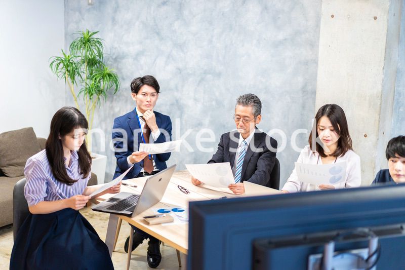 リモートでテレビ会議をするビジネスパーソン