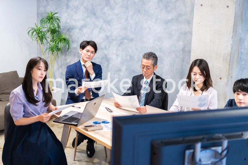 リモートでテレビ会議をするビジネスパーソン