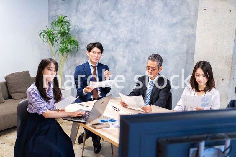 リモートでテレビ会議をするビジネスパーソン