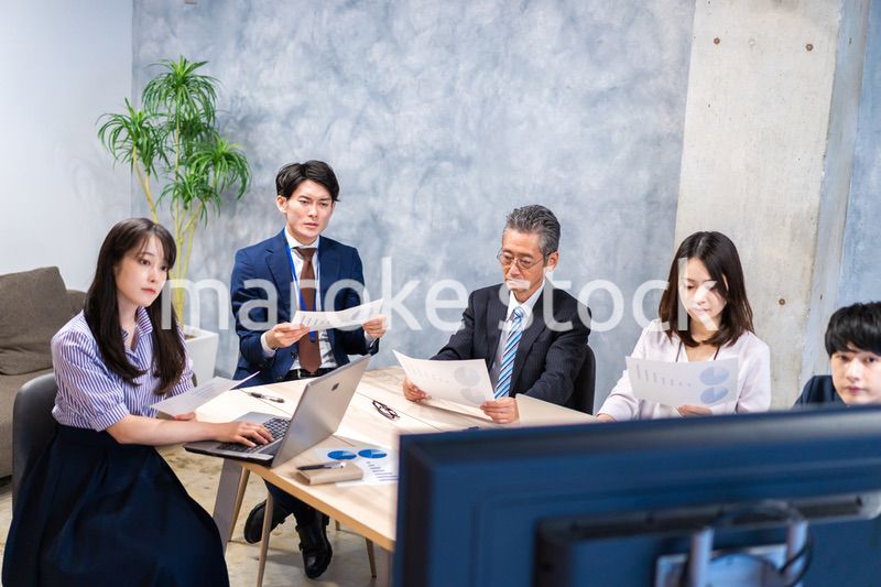 リモートでテレビ会議をするビジネスパーソン