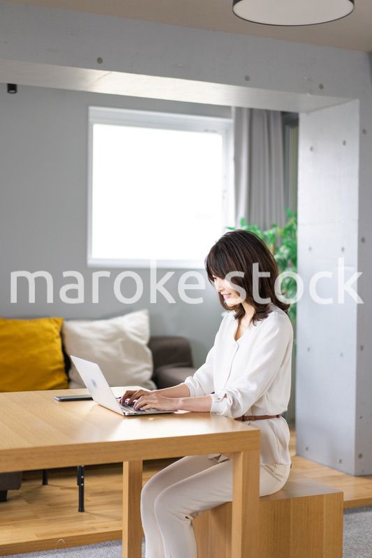 在宅勤務をする若いビジネスウーマン