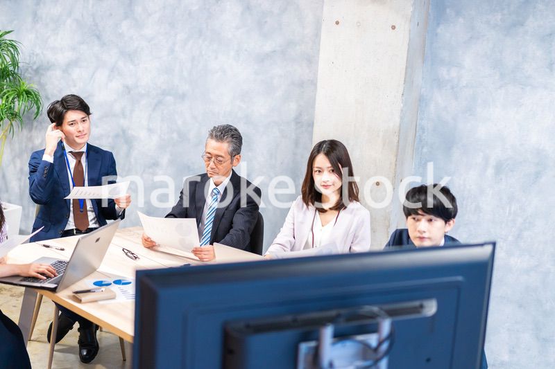 リモートでテレビ会議をするビジネスパーソン