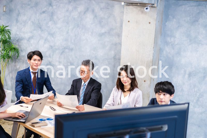 リモートでテレビ会議をするビジネスパーソン