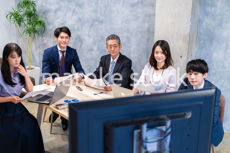 リモートでテレビ会議をするビジネスパーソン