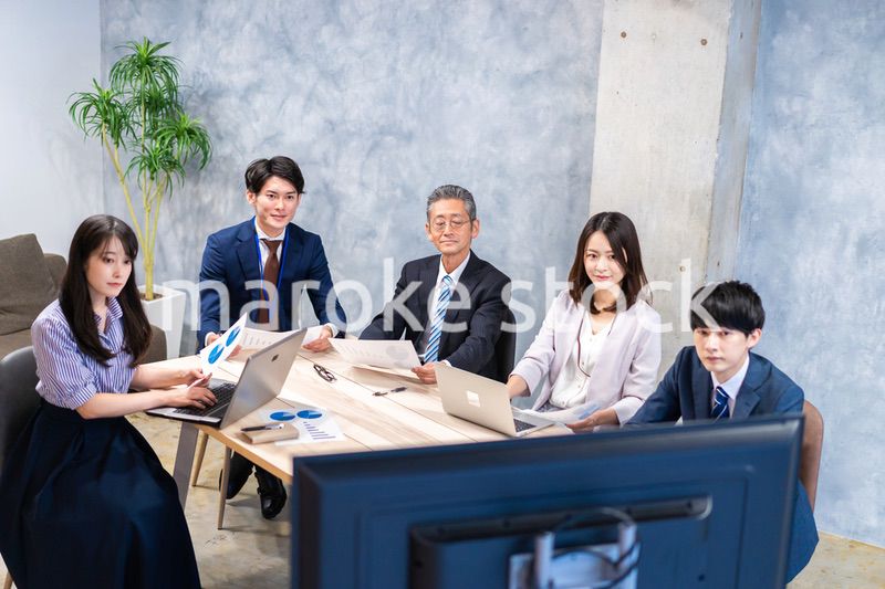 リモートでテレビ会議をするビジネスパーソン