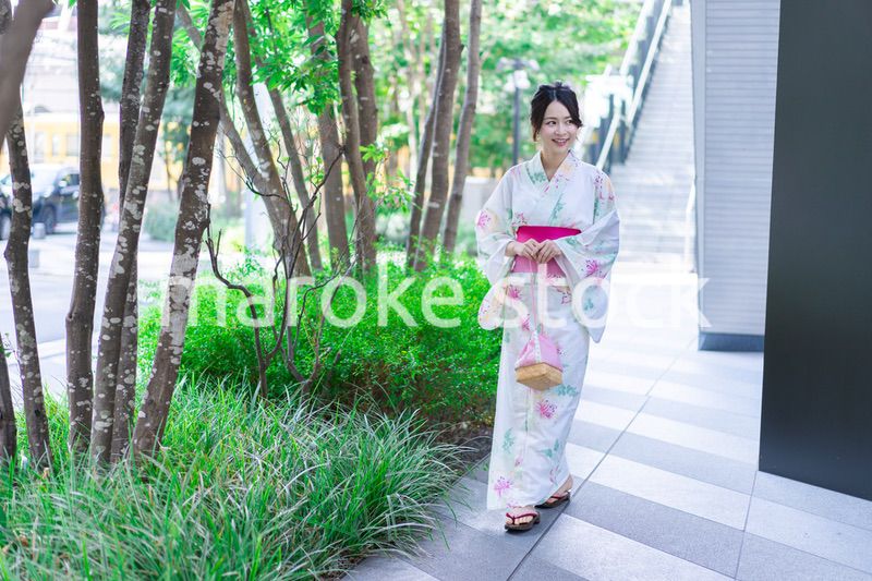 浴衣を着て街を歩く若い女性