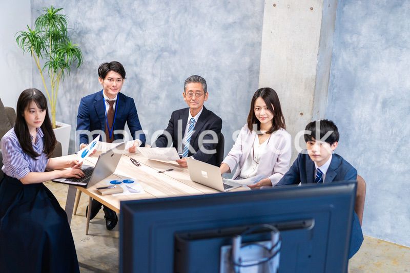 リモートでテレビ会議をするビジネスパーソン