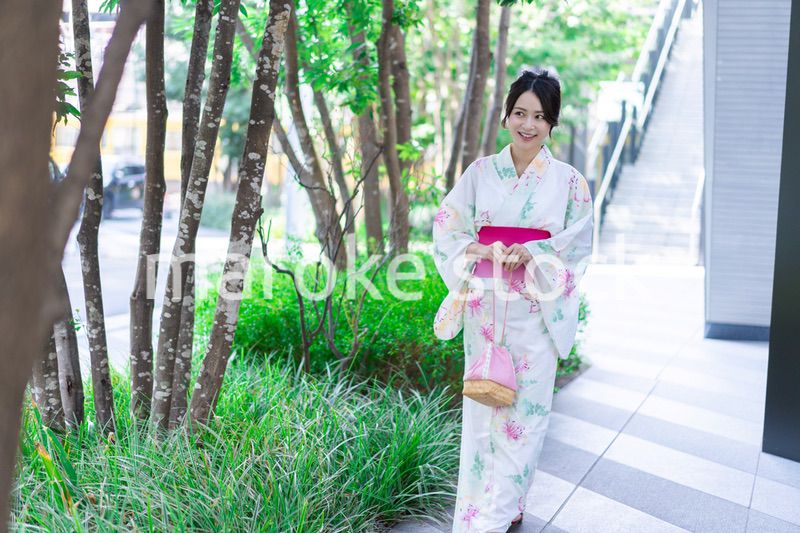 浴衣を着て街を歩く若い女性
