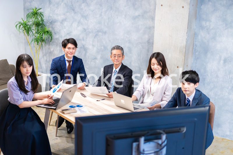リモートでテレビ会議をするビジネスパーソン
