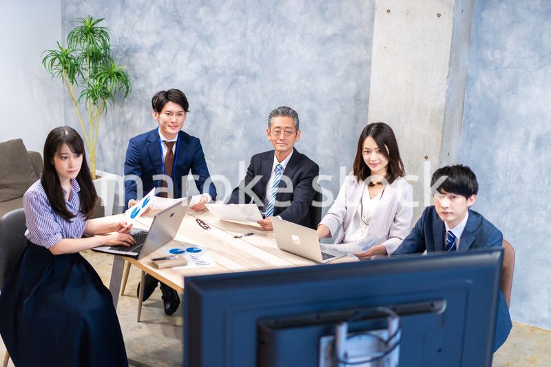 リモートでテレビ会議をするビジネスパーソン