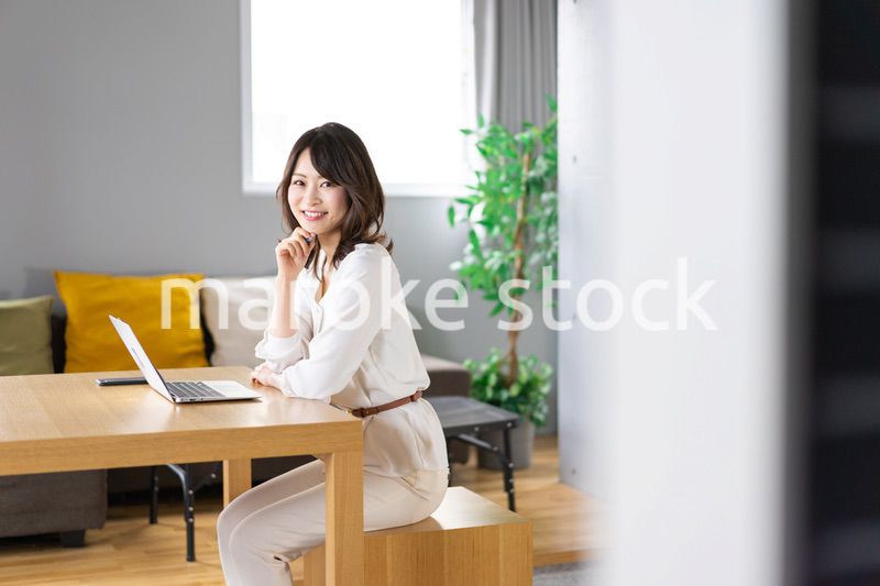 在宅勤務をする若いビジネスウーマン