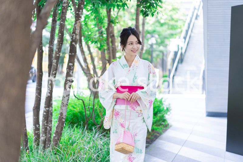 浴衣を着て街を歩く若い女性
