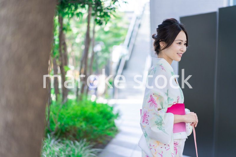 浴衣を着て街を歩く若い女性