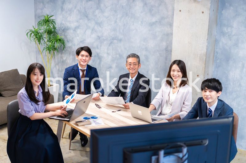 リモートでテレビ会議をするビジネスパーソン