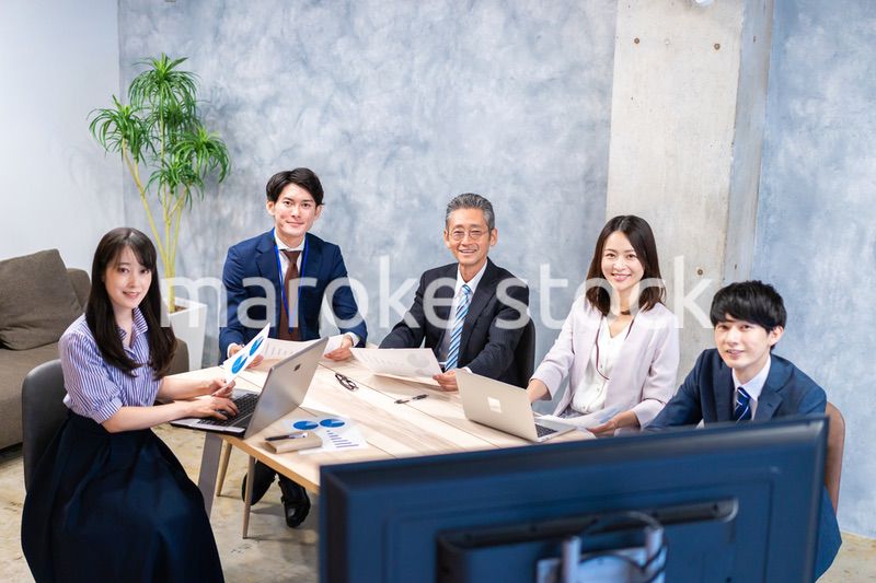 リモートでテレビ会議をするビジネスパーソン