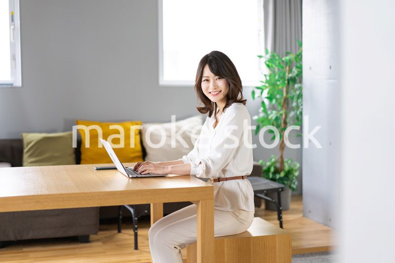 在宅勤務をする若いビジネスウーマン